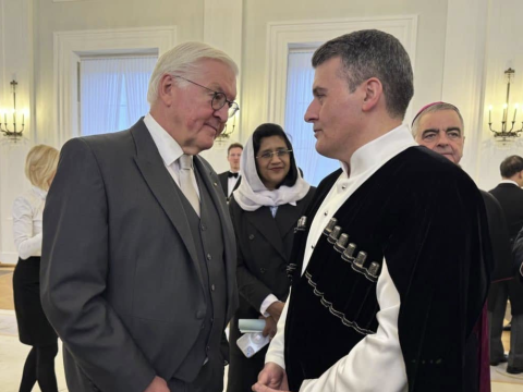 Azərbaycan səfiri prezidentlə görüşə milli geyimdə getdi - FOTO