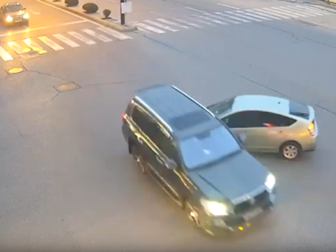 Piyada son anda ölümdən xilas oldu - Dəhşətli qəzanın ANBAAN GÖRÜNTÜLƏRİ