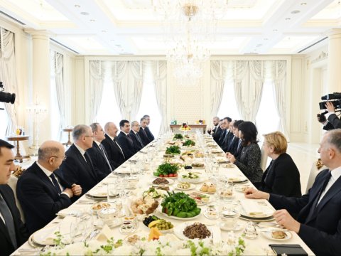 Liderlərin&nbsp;nahar əsnasında geniş tərkibdə görüşü olub