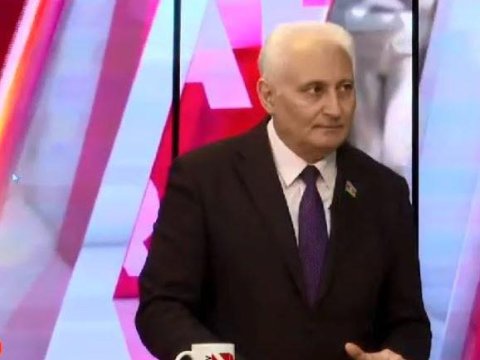 Real TV-nin canlı efirində deputatın halı PİSLƏŞDİ