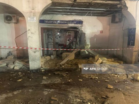 Bakıda ağır qəza: "Mercedes" mağazaya çırpıldı - FOTO