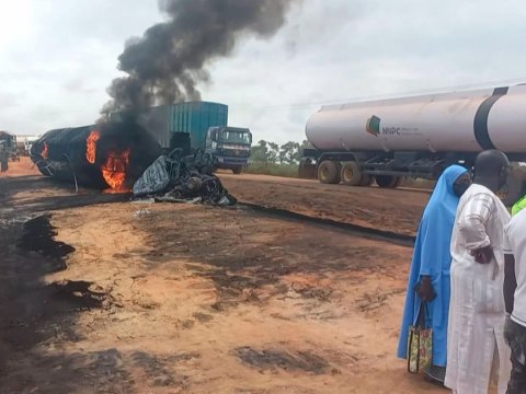 60 ton benzin daşıyan maşın partladı: 70 nəfər öldü