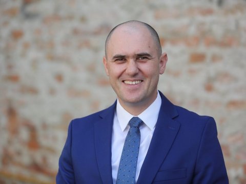 Havaya atəş açan nazir istefa verdi