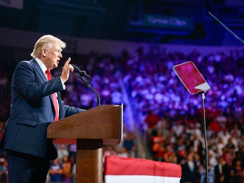 Tramp bir gündə 100 fərman imzalayacaq