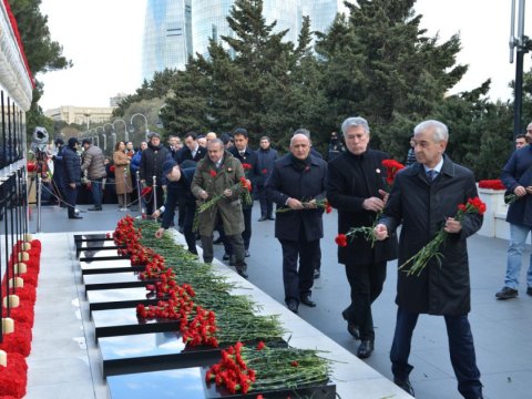 Milli Məclisin kollektivi Şəhidlər xiyabanında - FOTOLAR