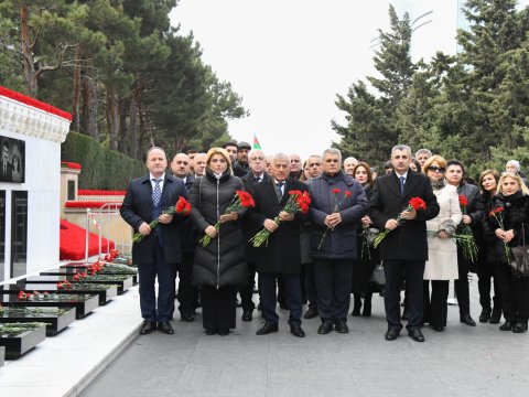 BMU-nun kollektivi Şəhidlər xiyabanını ziyarət edib - FOTO