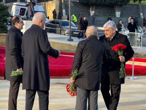 Baş nazirin müavinləri Şəhidlər xiyabanında - FOTO