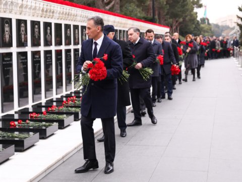 Rəqəmsal İnkişaf və Nəqliyyat Nazirliyinin kollektivi Şəhidlər xiyabanını ziyarət etdi