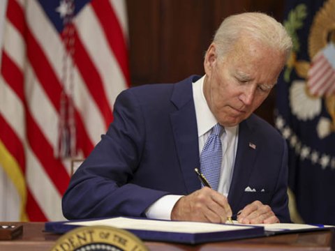 Bayden ailə üzvlərini əfv etdi