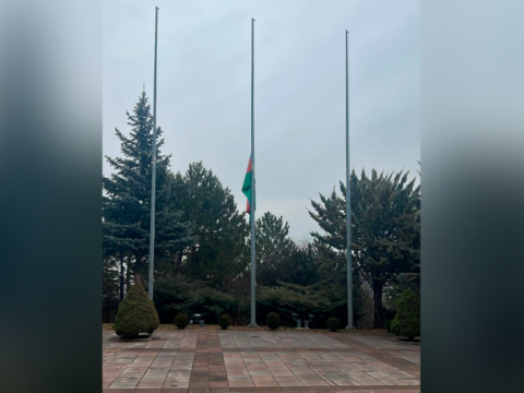 Azərbaycan səfirliyində bayraqlar yarıya endirildi