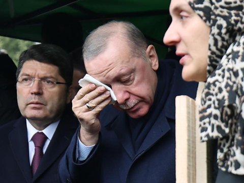 Ərdoğan göz yaşlarını saxlaya bilmədi - FOTO