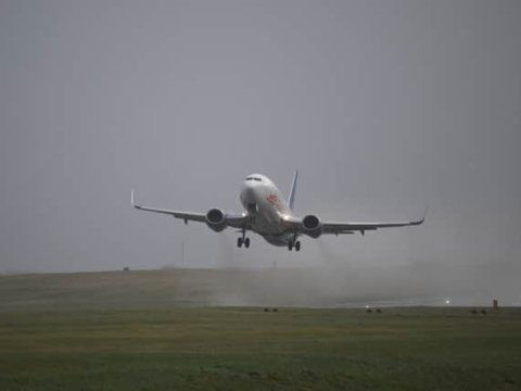 Qasırğaya görə onlarla uçuş ləğv edildi