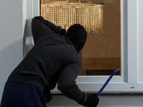 Bakıda kafeyə basqın:&nbsp;dəmiri başına çırpıb, qarət etdi