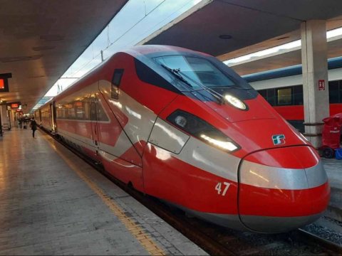 İtaliyada dəmir yolu işçiləri etiraza qalxdı