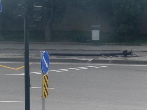 Bakıda qəza: işıqfor yararsız hala düşdü - ANBAAN GÖRÜNTÜLƏR