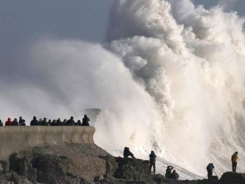 Qasırğa 75 min nəfəri işıqsız qoydu