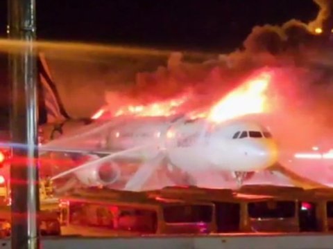 Hava limanında yanan təyyarənin sərnişinləri təxliyə edildi - YENİLƏNİB