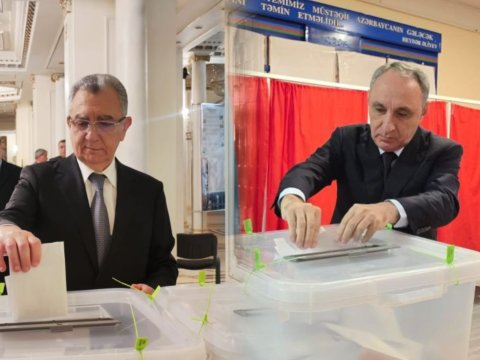 Dövlət rəsmiləri&nbsp;səs verdilər - FOTO