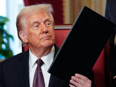 Tramp bu şəxslərin cinsinin dəyişdirilməsini QADAĞAN ETDİ