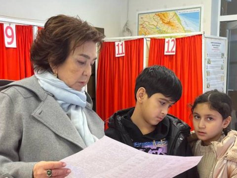 Məleykə Abbaszadə səs verdi: "Nəvələrimi gətirmişəm ki..."