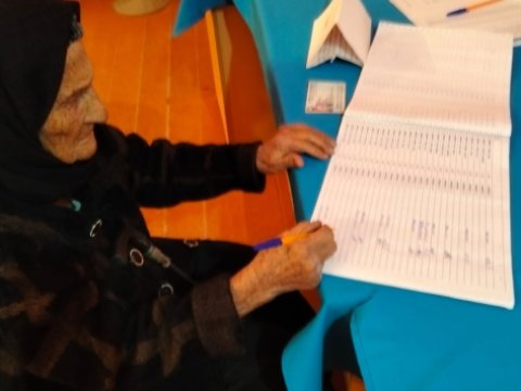 113 yaşlı seçici səsverməyə gəldi