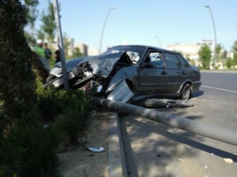 Zaqatalada maşın işıq dirəyinə çırpıldı&nbsp;- Yaralılar var