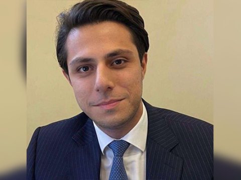 Məmurun evindən 244 minlik qızıl oğurlayan xadimə məhkəməyə gəlmədi