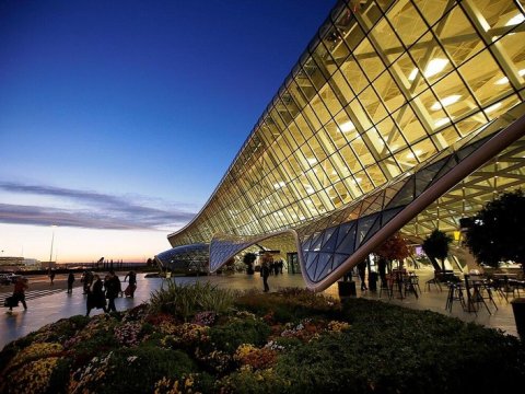 Londona gedən təyyarə təcili Bakıya ENDİ