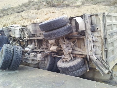 Laçında yük maşını aşdı - Ölən var