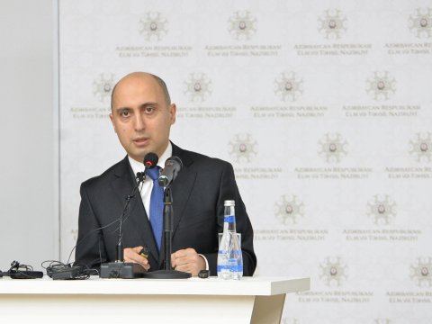 "İstəmirəm &ldquo;müəllim&rdquo; sözünü yaza bilməyənlər uşaqlara dərs desinlər"