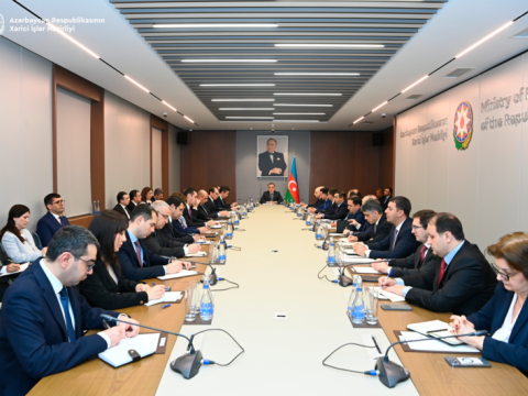 Ceyhun Bayramov komandası ilə iclas keçirdi