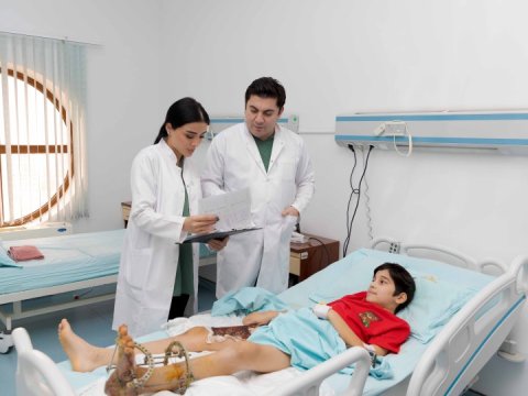 Azərbaycanlı həkim uşağın qopmuş ayağını bərpa etdi - Bakıda unikal ƏMƏLİYYAT
