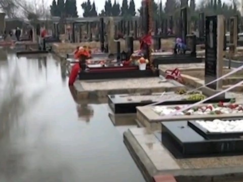 Lənkəranda qəbiristanlığı su basdı