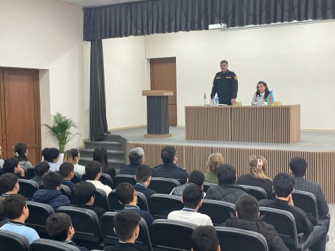 Xankəndidə polis şagirdlərlə görüşüb