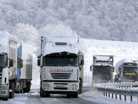 Ermənilərin 300-dən çox yük maşını sərhəddə qalıb