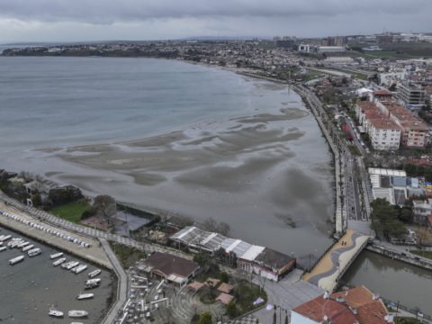 İstanbul sahillərində dəniz geri çəkildi - VİDEO