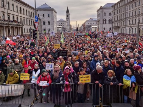Almaniyada 200 min nəfər etiraza qalxdı&nbsp;