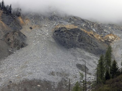 Çində torpaq sürüşməsi:&nbsp;30-dan çox insan itkin düşdü