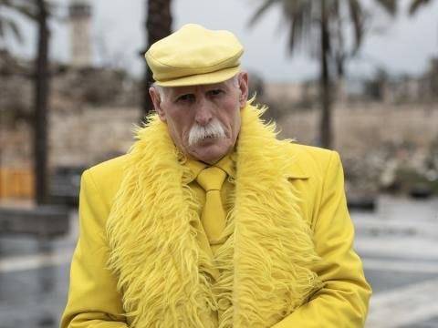 42 ildir sarı paltarda gəzir - FOTOLAR