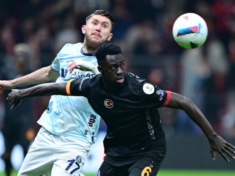 "Qalatasaray"ın matçında qalmaqal: rəqib meydanı tərk etdi - VİDEO