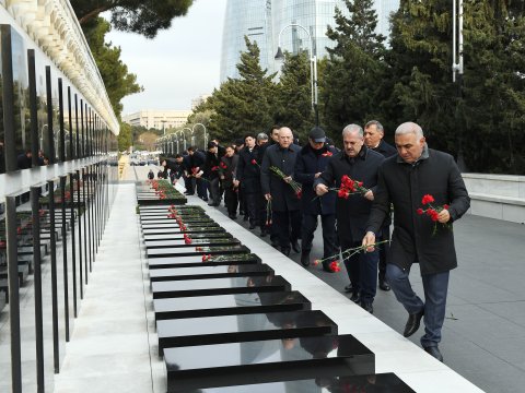 "Azərişıq" rəhbərliyi Fəxri və Şəhidlər xiyabanlarında - FOTO
