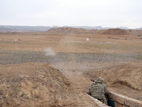 Hərbi vəzifəlilərlə keçirilən təlim toplanışı&nbsp;davam edir
