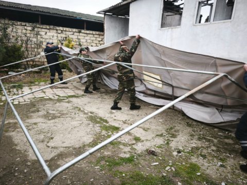 Şabranda ev yararsız hala düşdü - Ailə çadıra yerləşdirildi