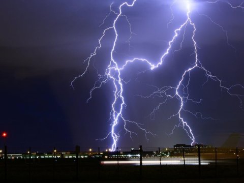 Dörd qadın futbolçunu&nbsp;ildırım vurdu