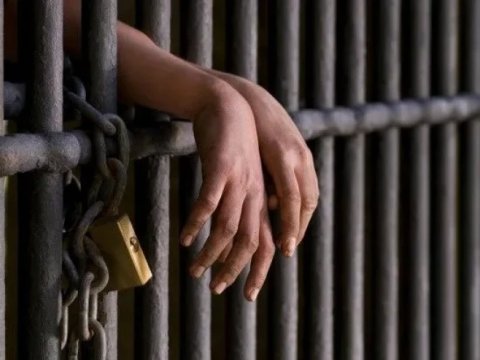 Xəstə anasını döyüb qətlə yetirən oğul HƏBSDƏ ÖLDÜ