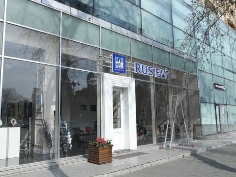 Bakıdakı &ldquo;Rus evi&rdquo;nin yazıları SÖKÜLÜR - VİDEO