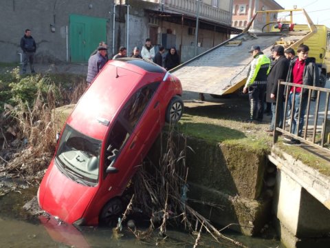 Lənkəranda avtomobil kanala aşdı