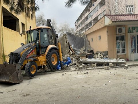 Neftçalada qanunsuz tikili sökülüb -&nbsp;VİDEO