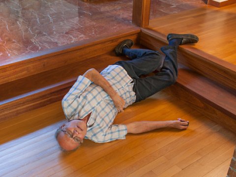 Hündürlükdən yıxılan kişi xəstəxanada öldü