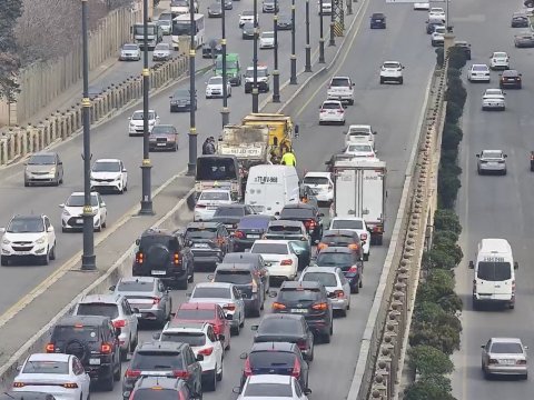 Təmir tıxaca səbəb oldu -&nbsp;FOTO